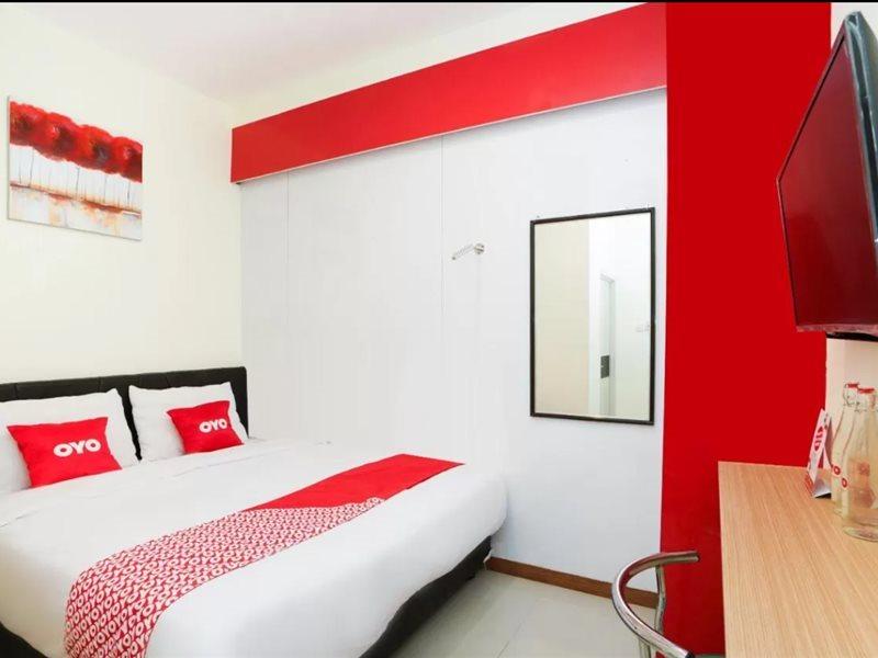 Super Oyo Flagship 3688 Pot Art Hotel Surabaya Buitenkant foto