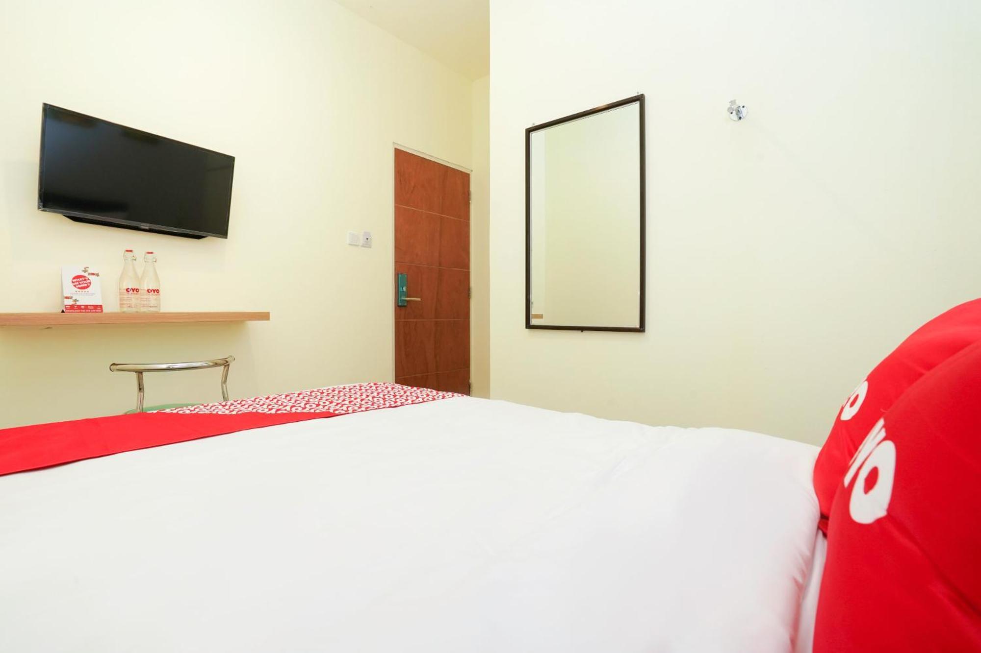 Super Oyo Flagship 3688 Pot Art Hotel Surabaya Buitenkant foto