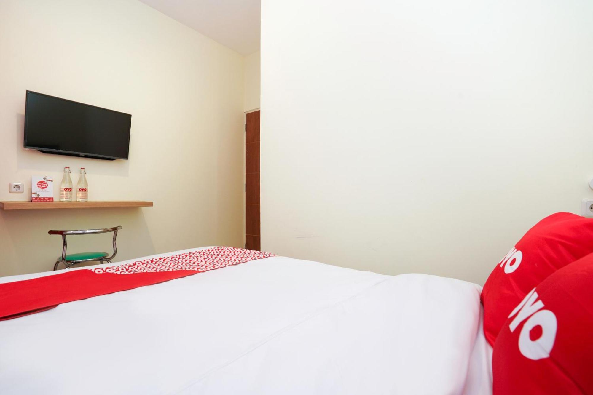 Super Oyo Flagship 3688 Pot Art Hotel Surabaya Buitenkant foto
