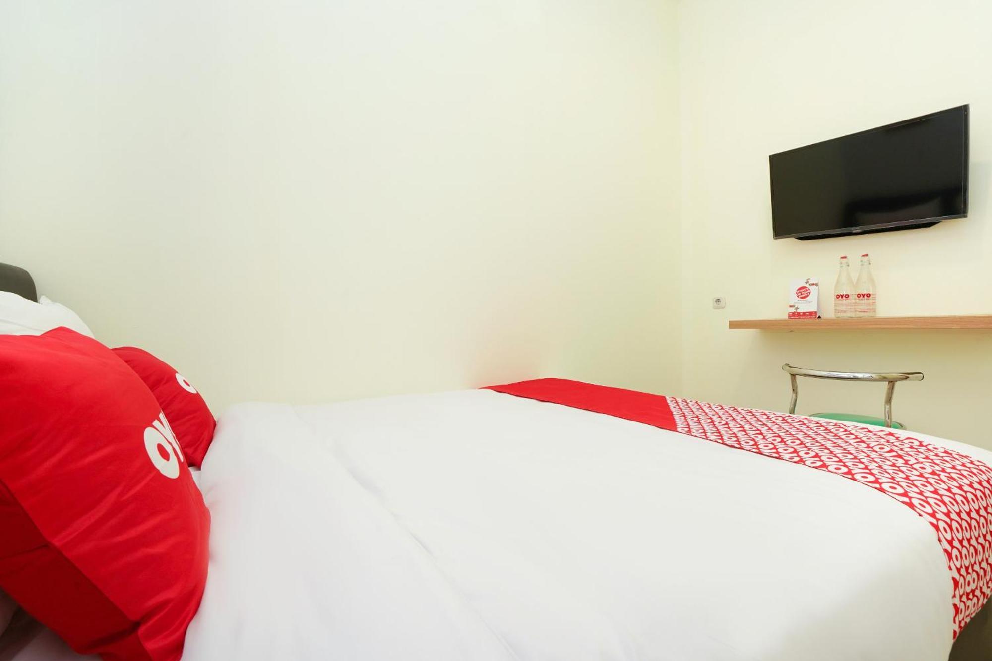 Super Oyo Flagship 3688 Pot Art Hotel Surabaya Buitenkant foto