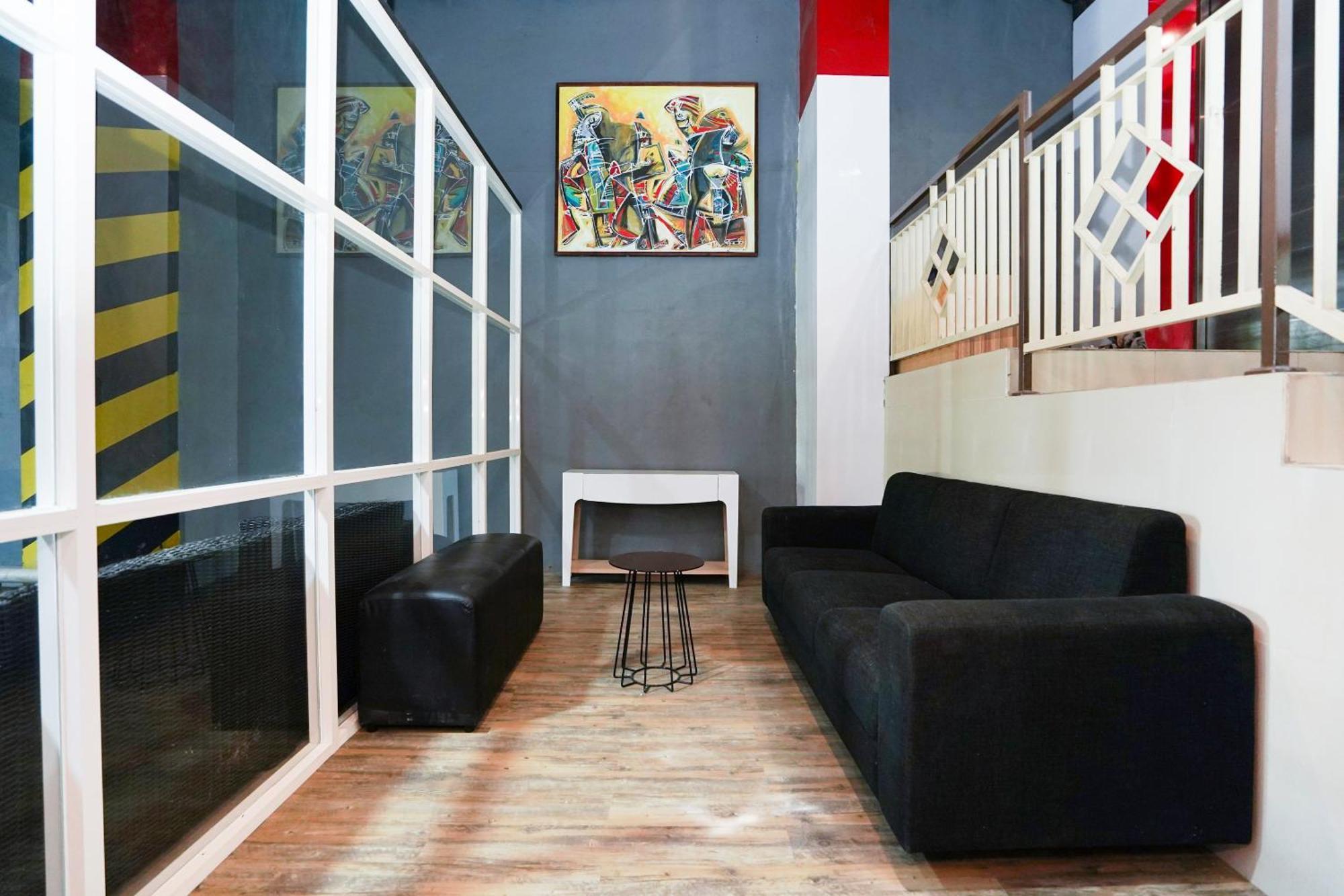 Super Oyo Flagship 3688 Pot Art Hotel Surabaya Buitenkant foto