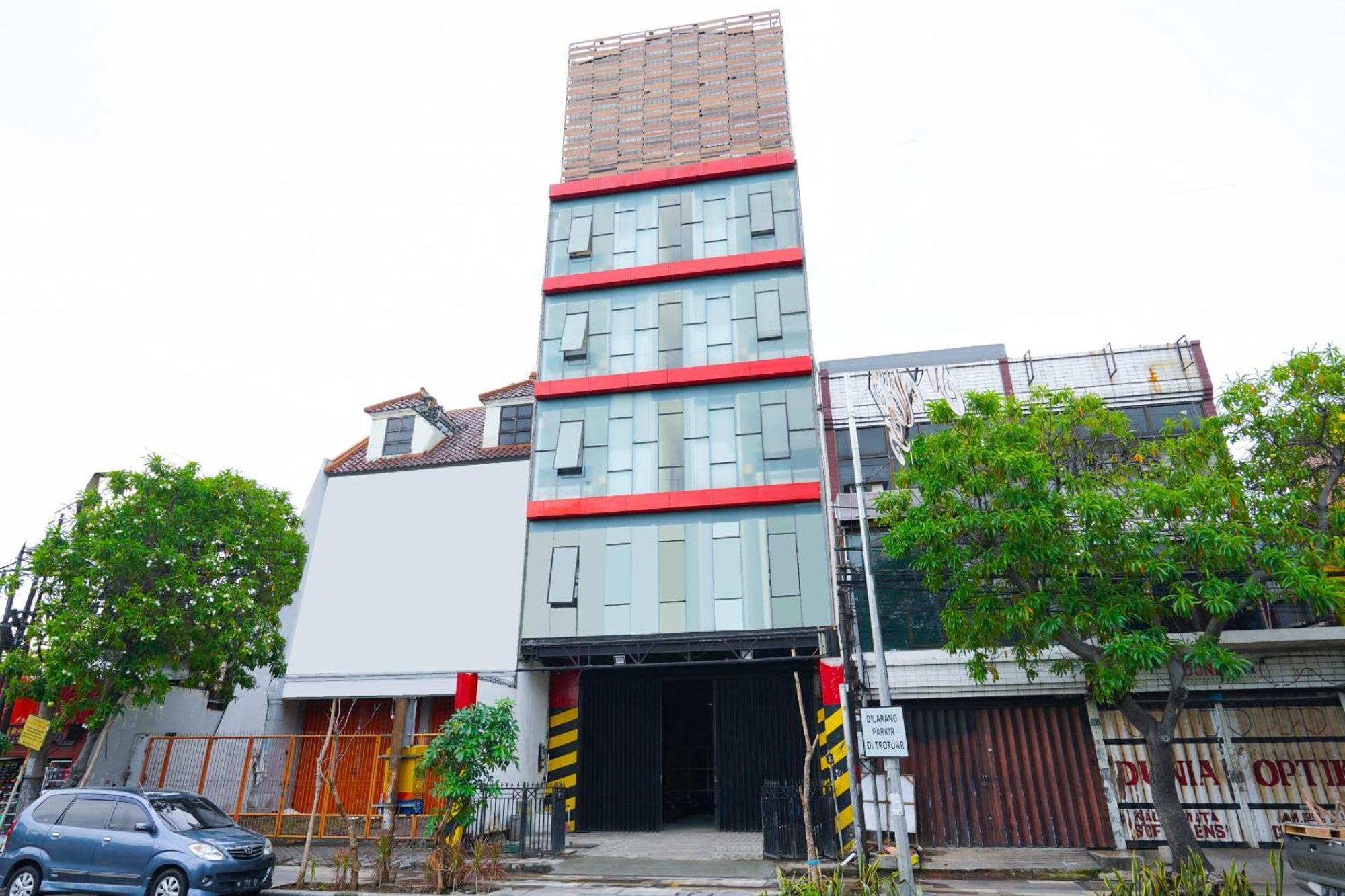 Super Oyo Flagship 3688 Pot Art Hotel Surabaya Buitenkant foto